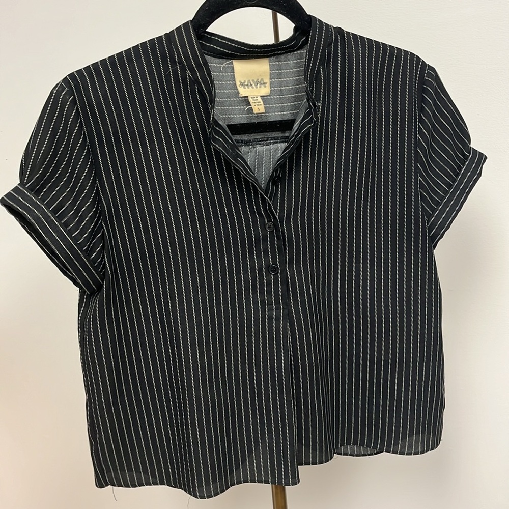 Vintage 3/4 button tshirt with slit in back - Picture 2 of 6